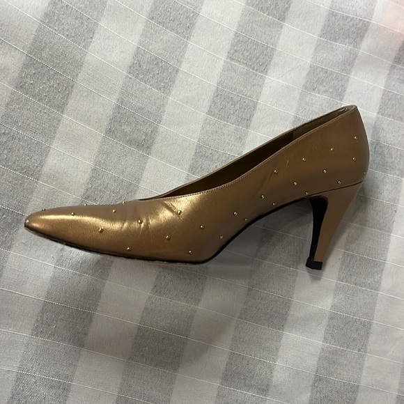 Stuart Weitzman gold with gold round studded 3” heels/pump - Picture 10 of 17